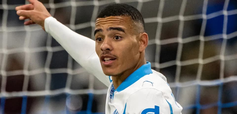 Jugador de Olympique de Marsella señalando durante el partido