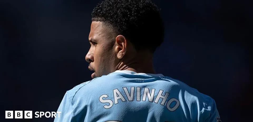 Jugador con camiseta azul y nombre 'SAVINHO'