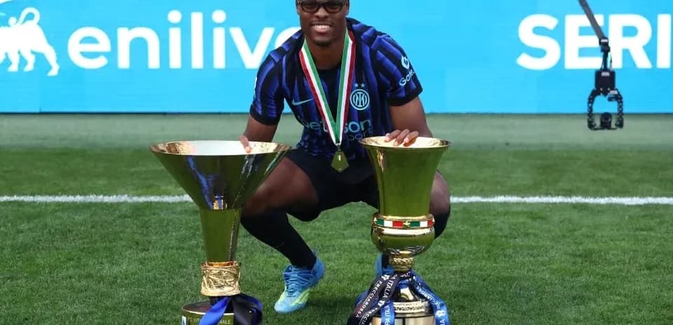 Jugador de Inter de Milán con trofeos en campo