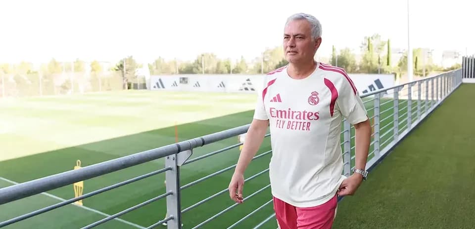 Entrenador caminando en campo de entrenamiento