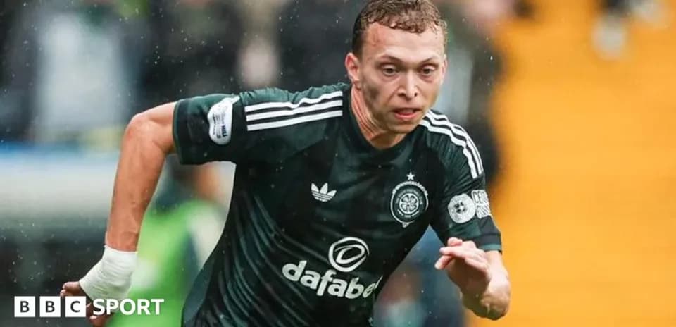 Jugador de Celtic corriendo en un partido de fútbol