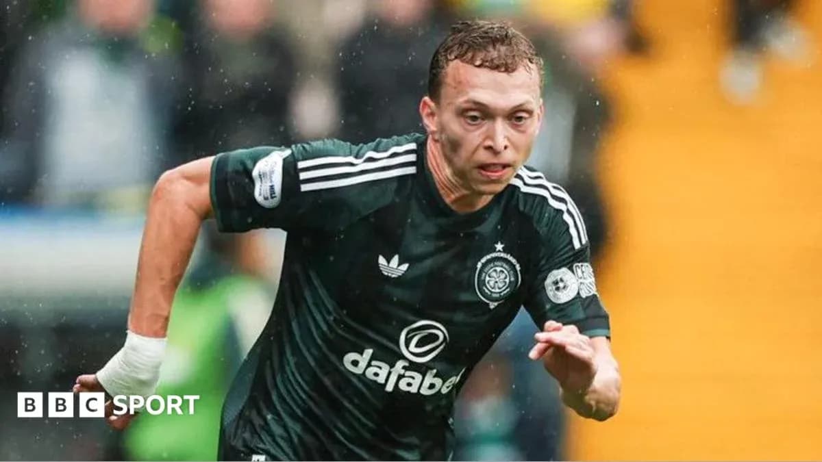Jugador de Celtic corriendo en un partido de fútbol