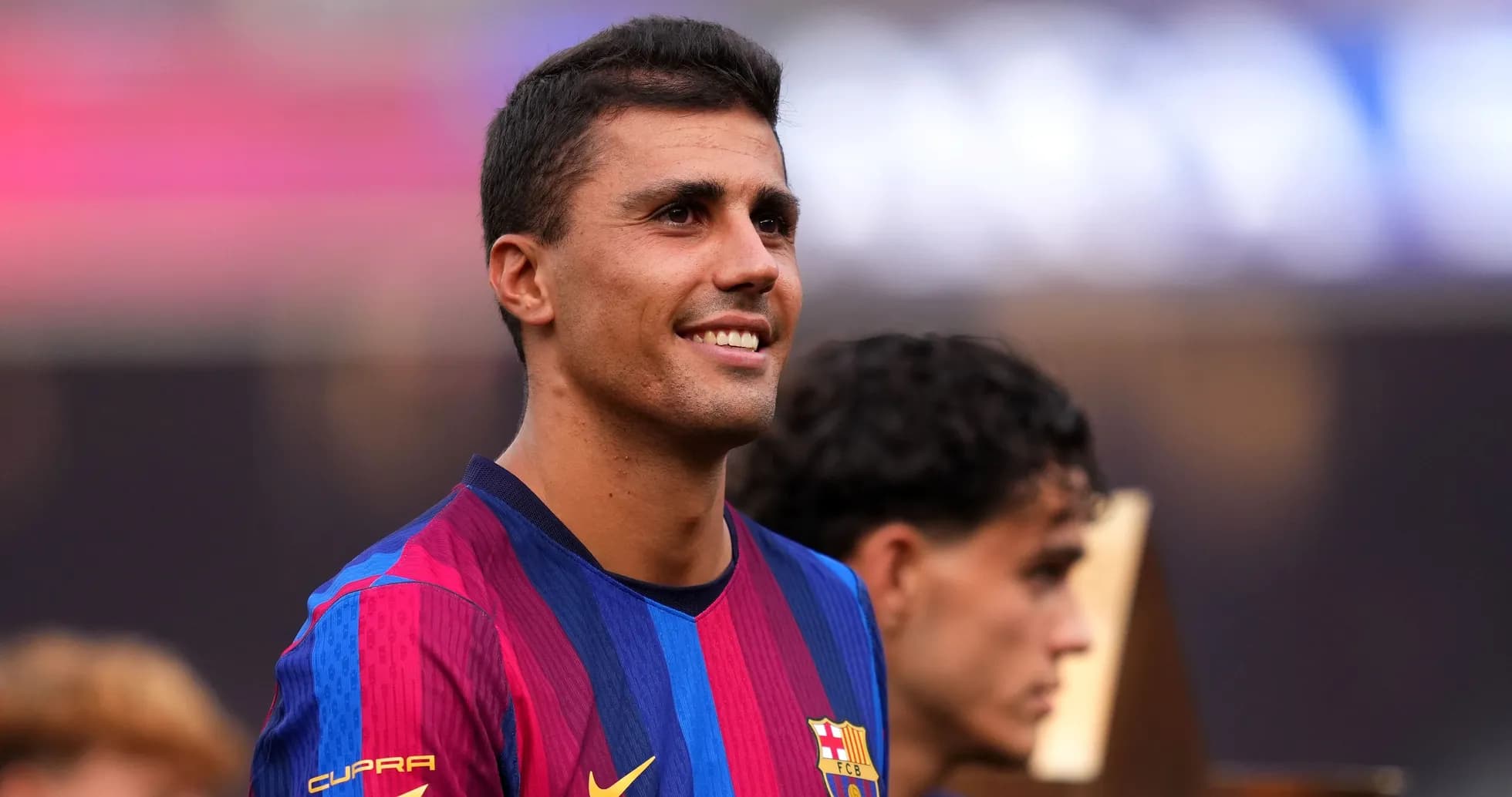 Jugador de Barcelona sonriendo durante ceremonia de trofeo