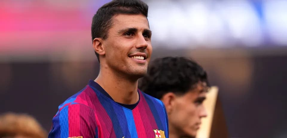 Jugador de Barcelona sonriendo durante ceremonia de trofeo