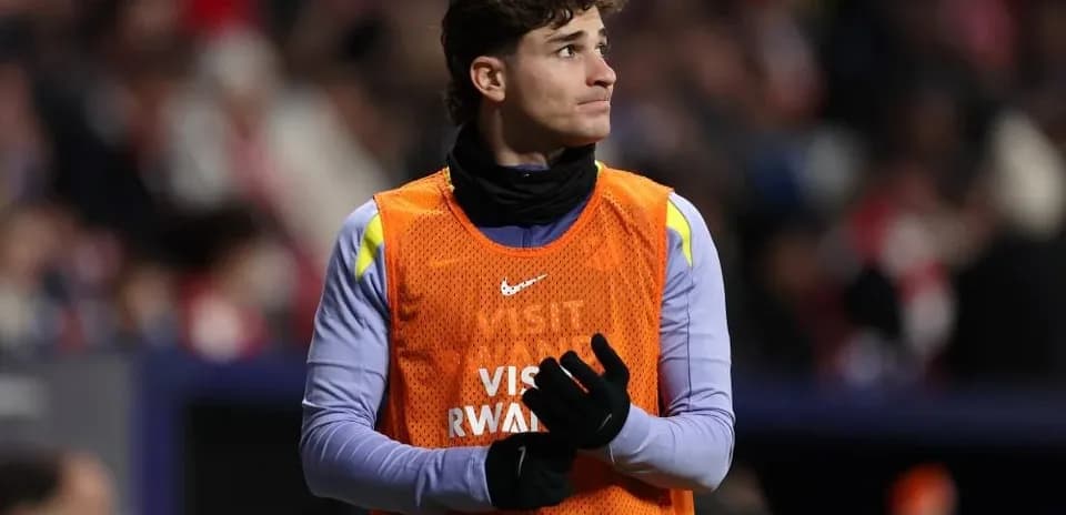 Jugador en la banda durante el partido