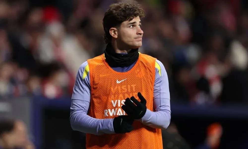 Jugador en la banda durante el partido