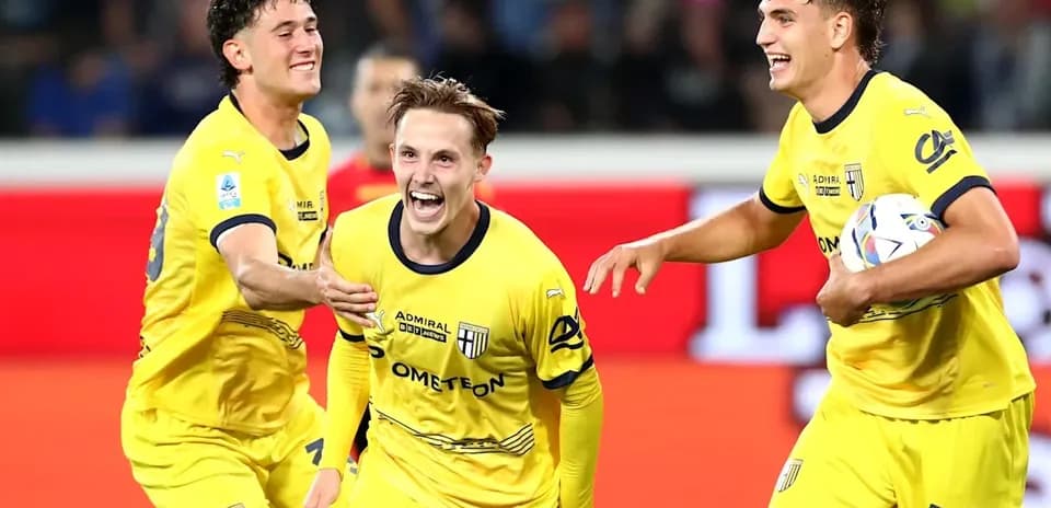 Jugadores de Parma celebrando un gol en el partido