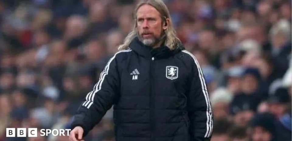 Entrenador en la banda durante un partido