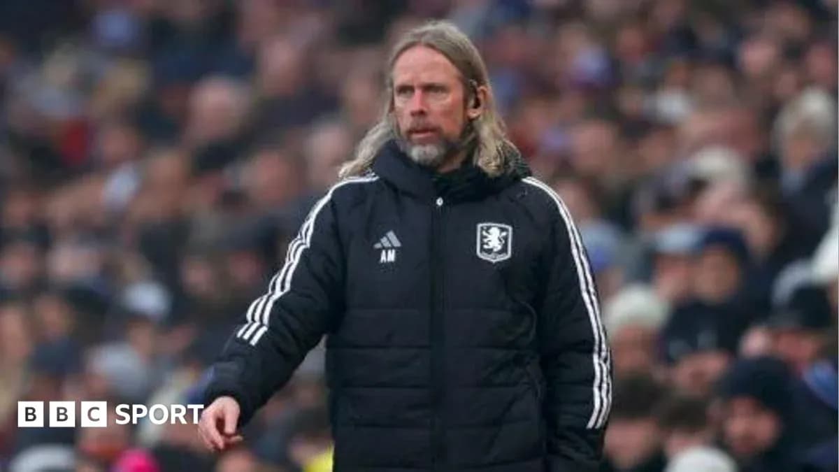 Entrenador en la banda durante un partido