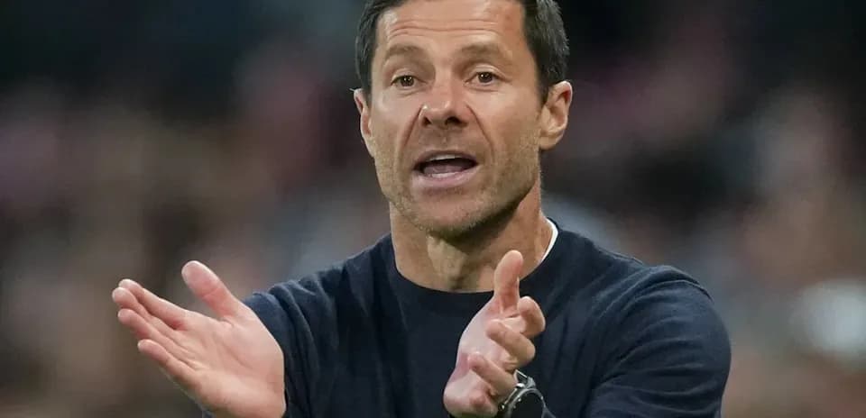 Entrenador dirigiendo al equipo durante el partido