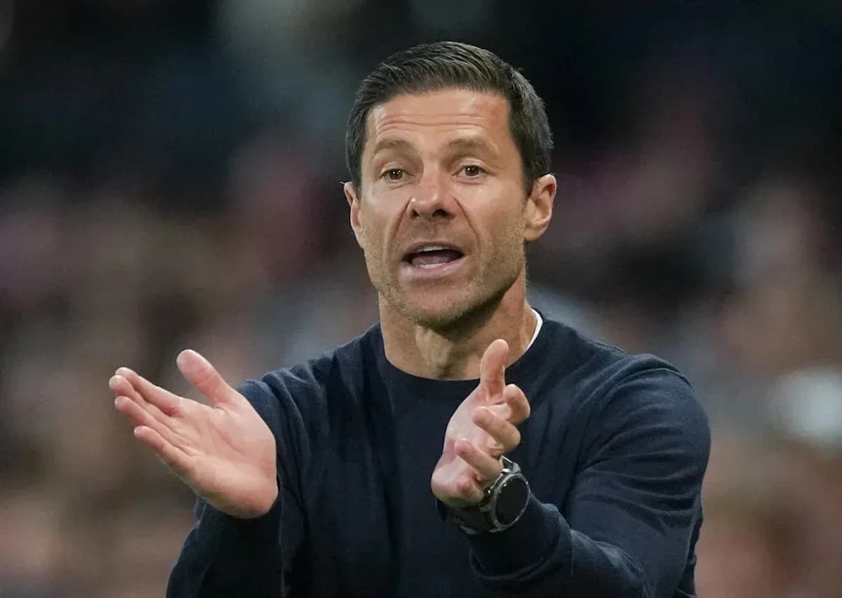 Entrenador dirigiendo al equipo durante el partido