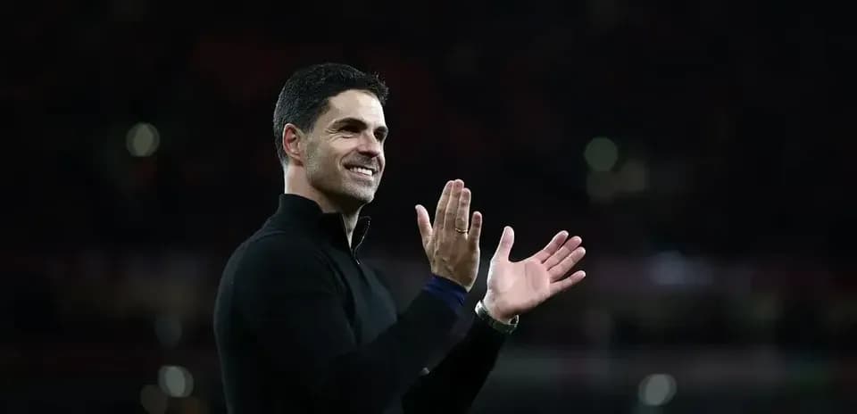 Entrenador aplaudiendo en el campo de juego