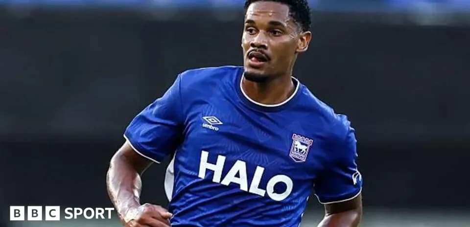 Jugador corriendo con camiseta azul de Ipswich Town
