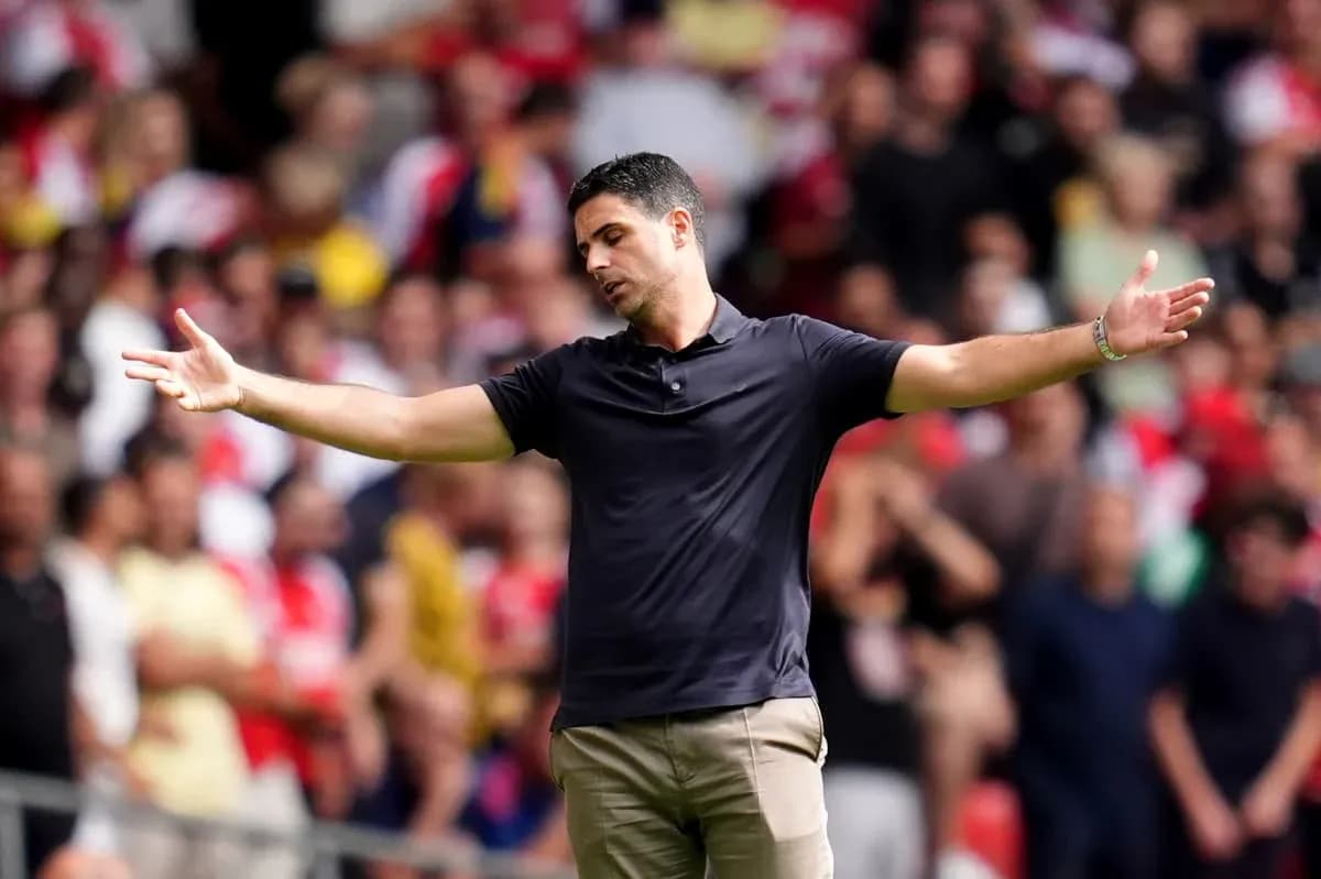 Entrenador gesticulando durante un partido de fútbol