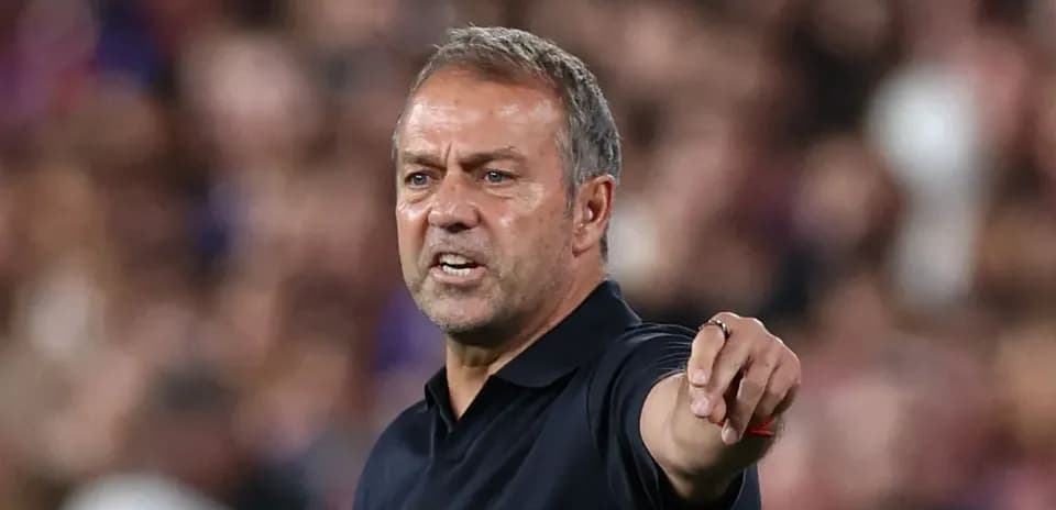 Entrenador dirigiendo a su equipo en el partido