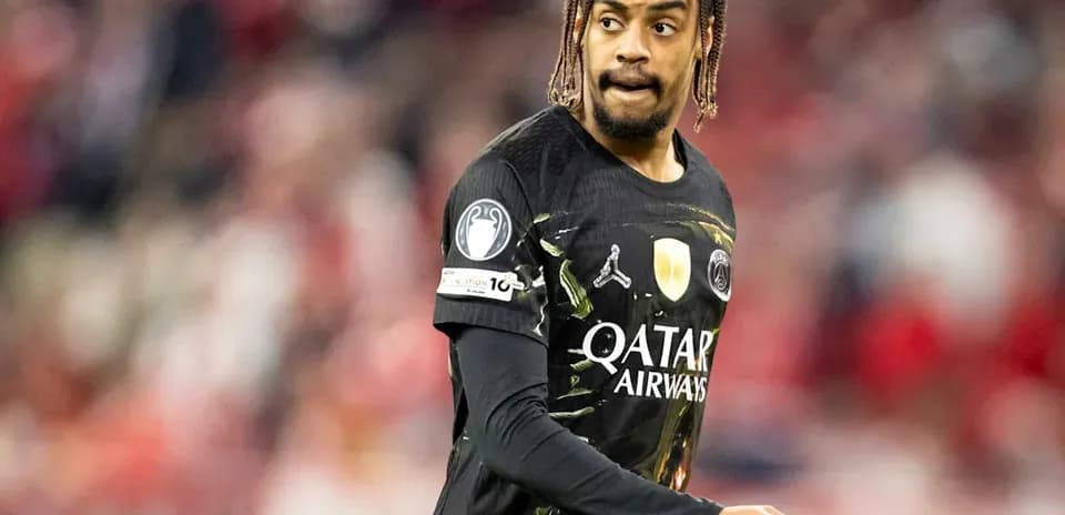 Jugador de fútbol con camiseta de PSG en acción