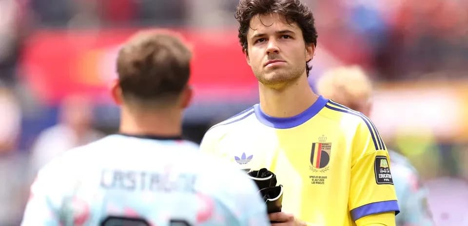 Portero belga con camiseta amarilla antes del partido