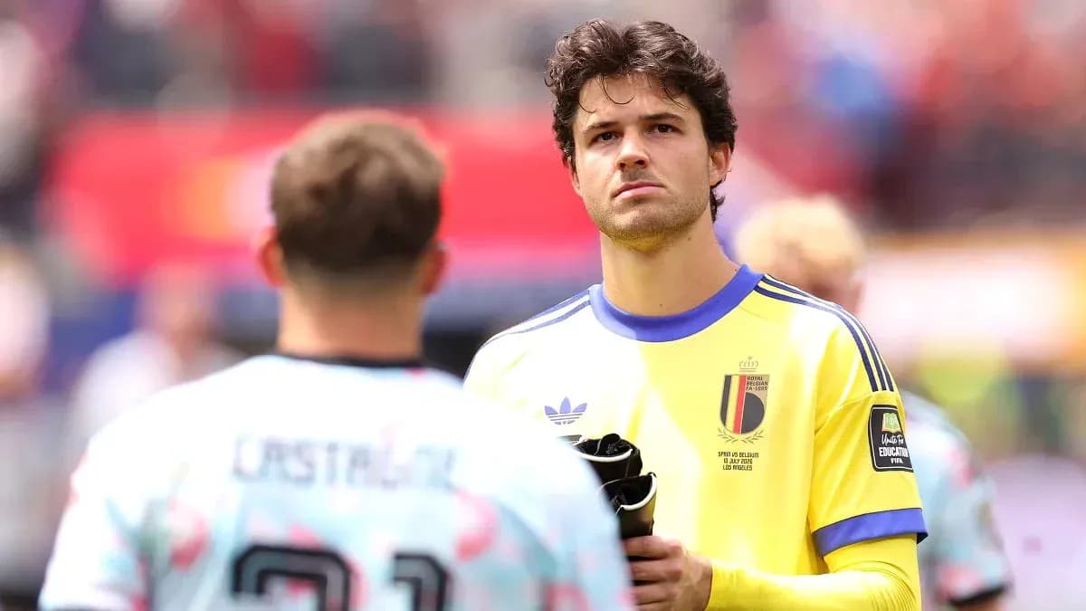 Portero belga con camiseta amarilla antes del partido