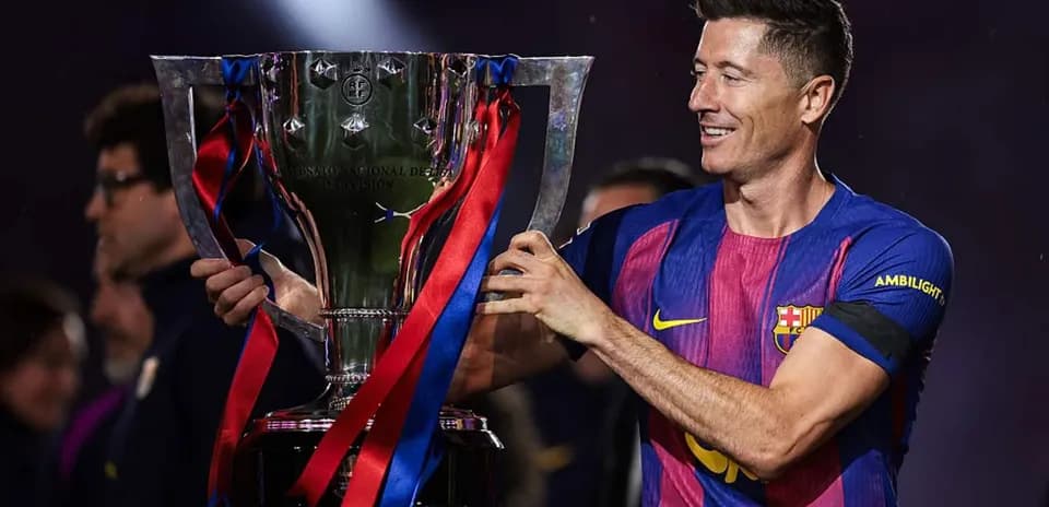 Jugador levantando trofeo de La Liga
