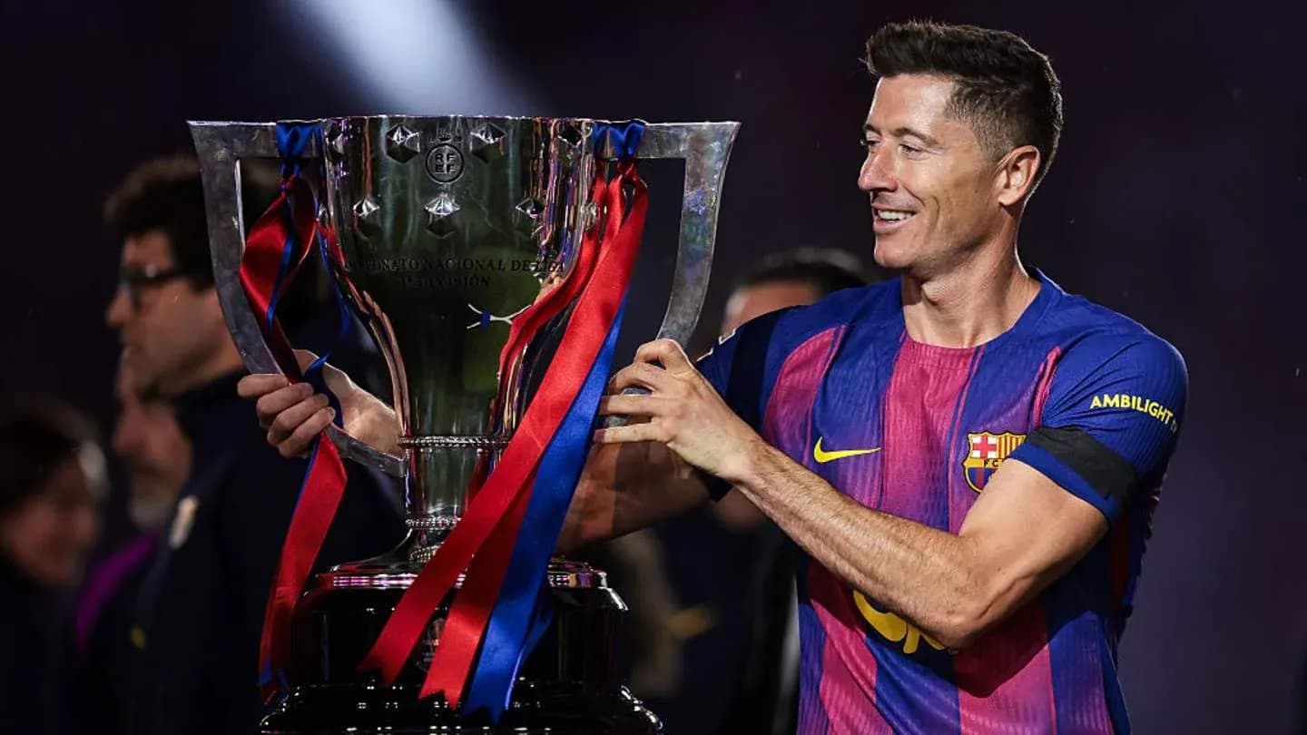 Jugador levantando trofeo de La Liga