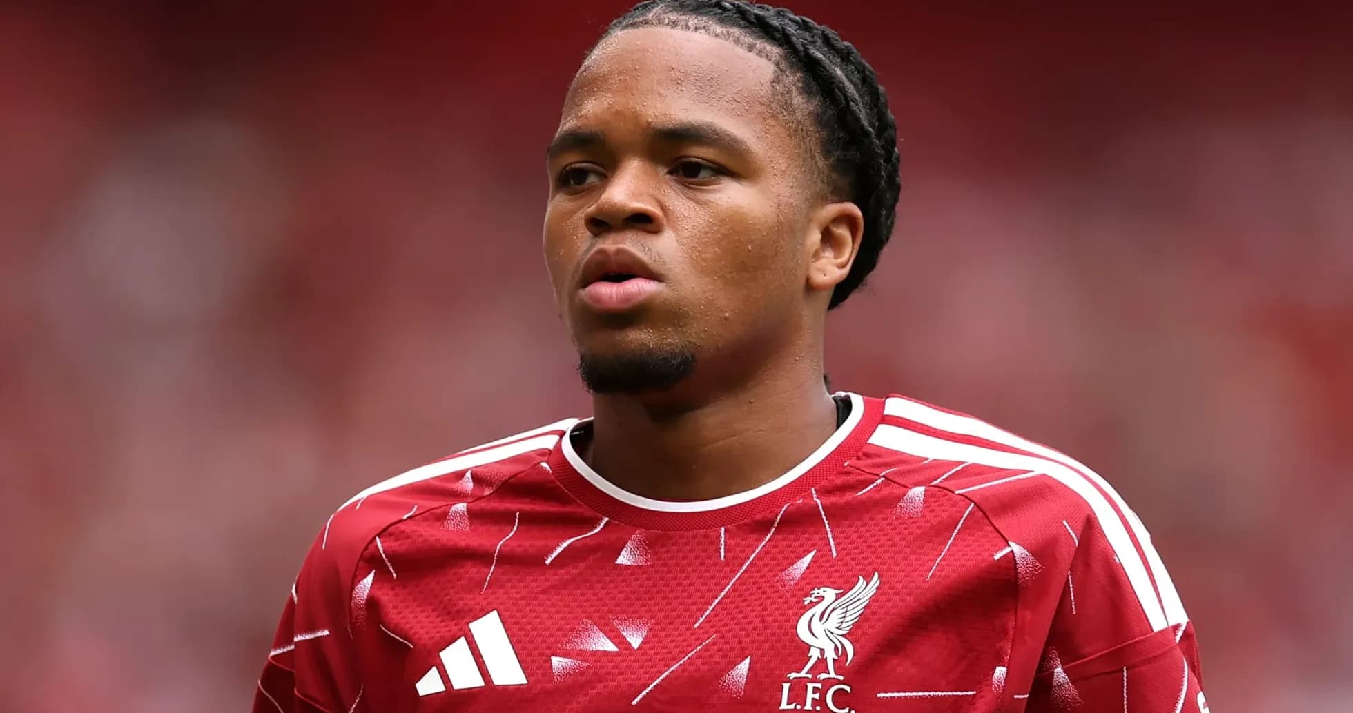 Jugador de Liverpool en uniforme rojo durante partido