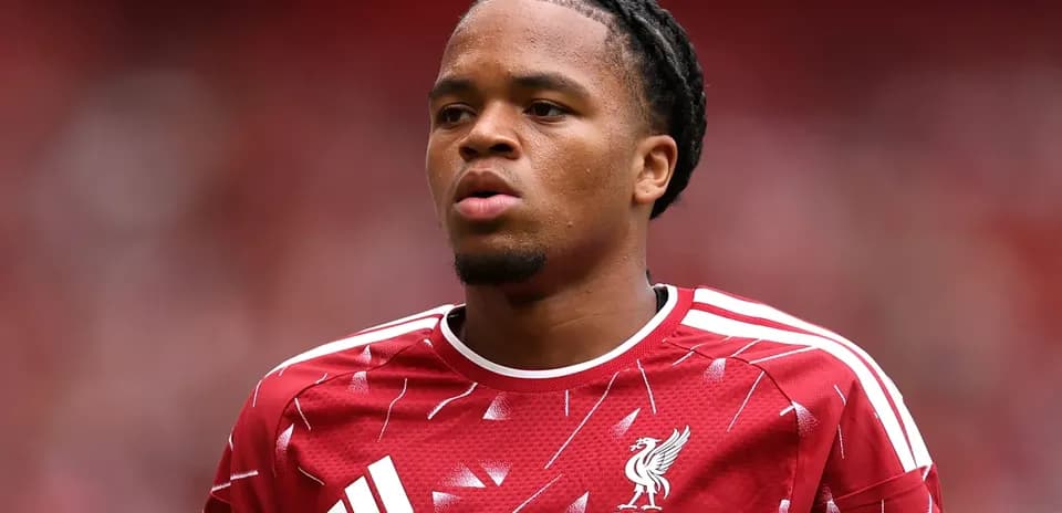 Jugador de Liverpool en uniforme rojo durante partido