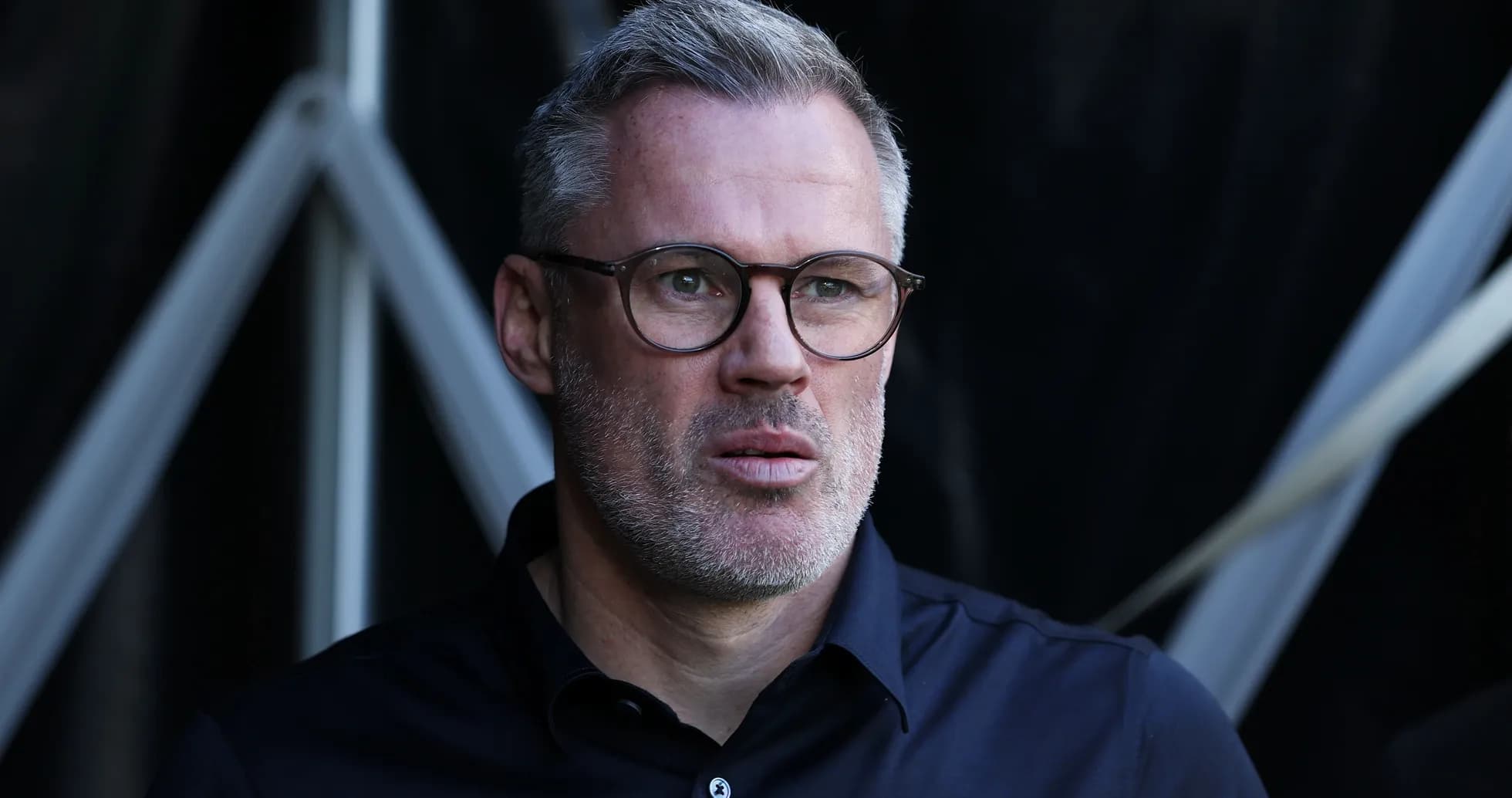 Hombre con gafas observando desde un área técnica