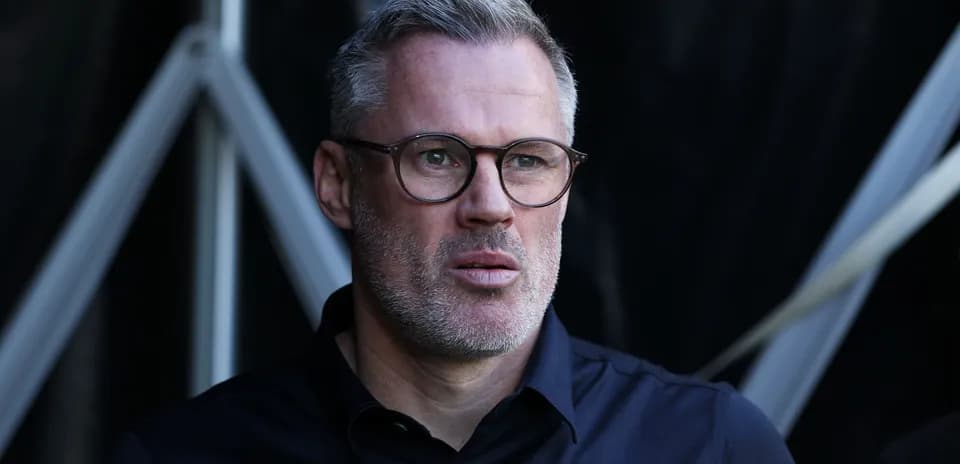 Hombre con gafas observando desde un área técnica
