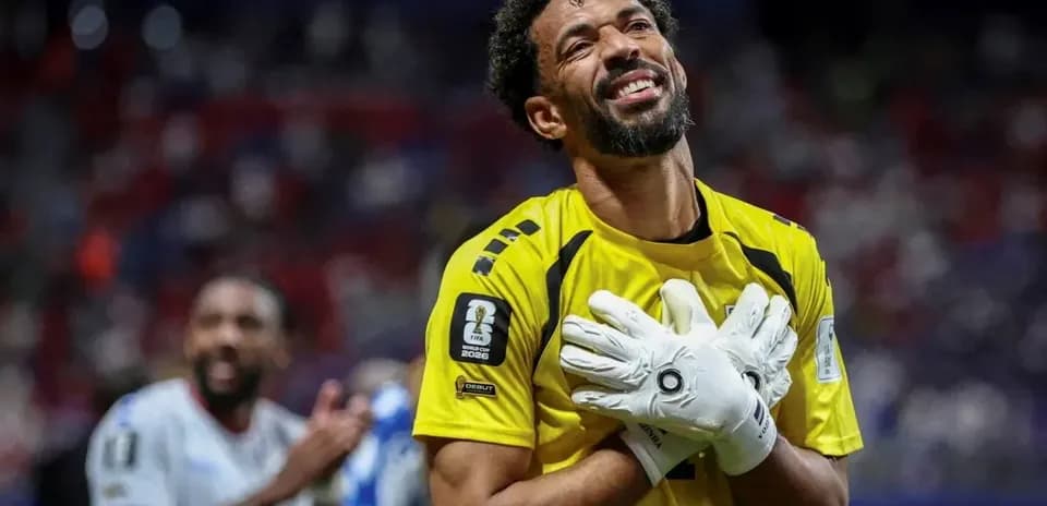 Portero sonriendo con guantes después del partido