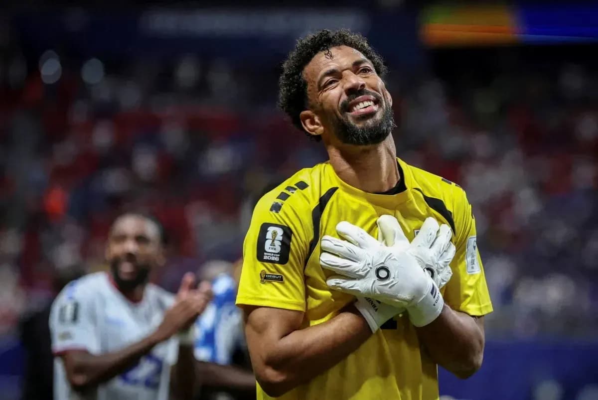Portero sonriendo con guantes después del partido