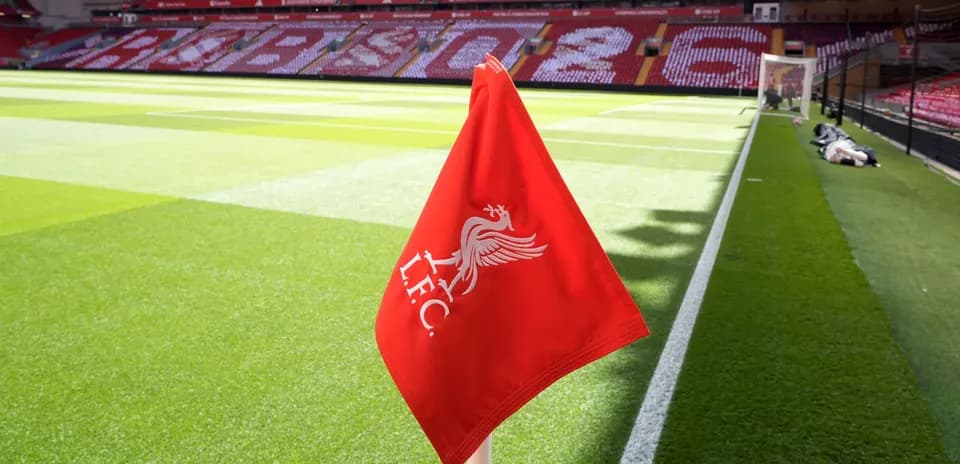 Esquina de campo con bandera de Liverpool F.C.