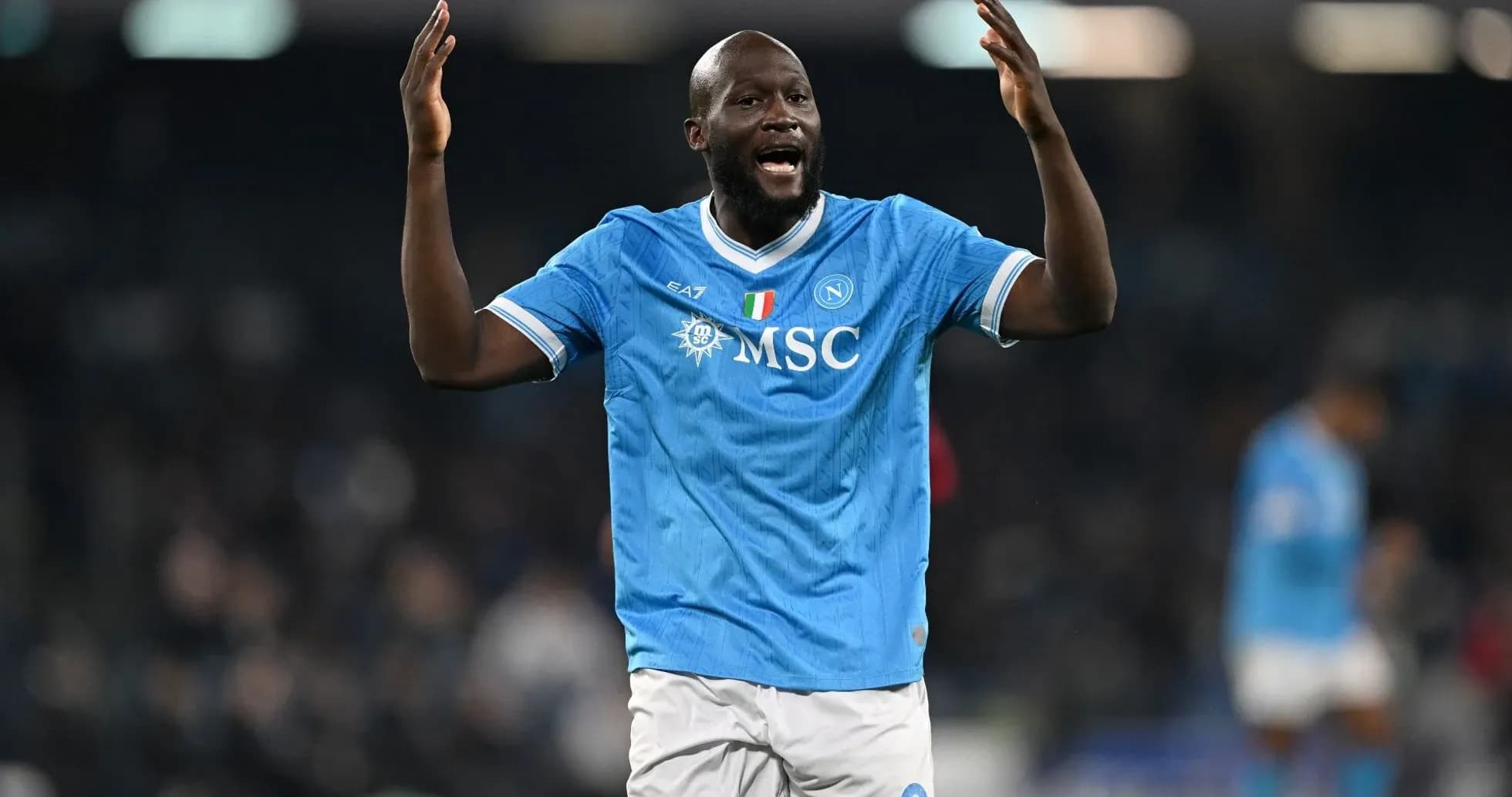 Jugador de Napoli celebrando en el campo de fútbol