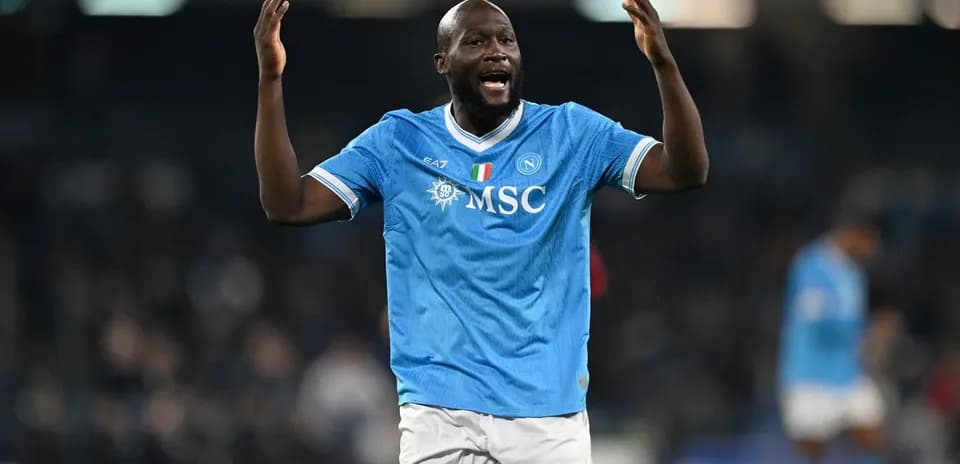 Jugador de Napoli celebrando en el campo de fútbol