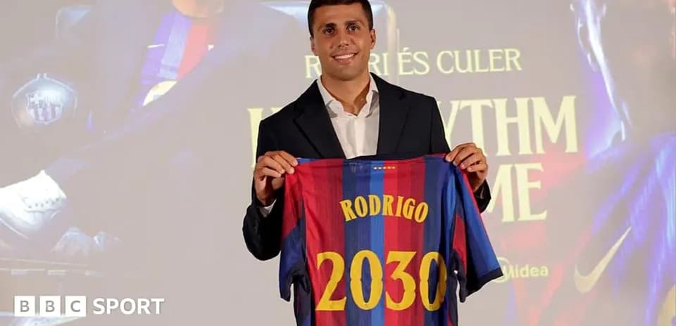 Jugador presenta camiseta de FC Barcelona en evento