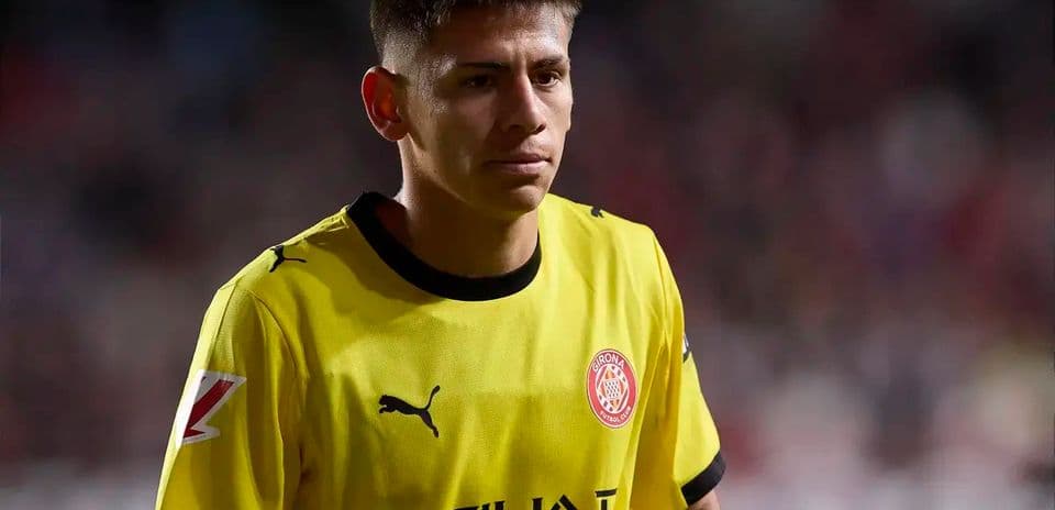 Jugador de Girona FC con camiseta amarilla en el campo