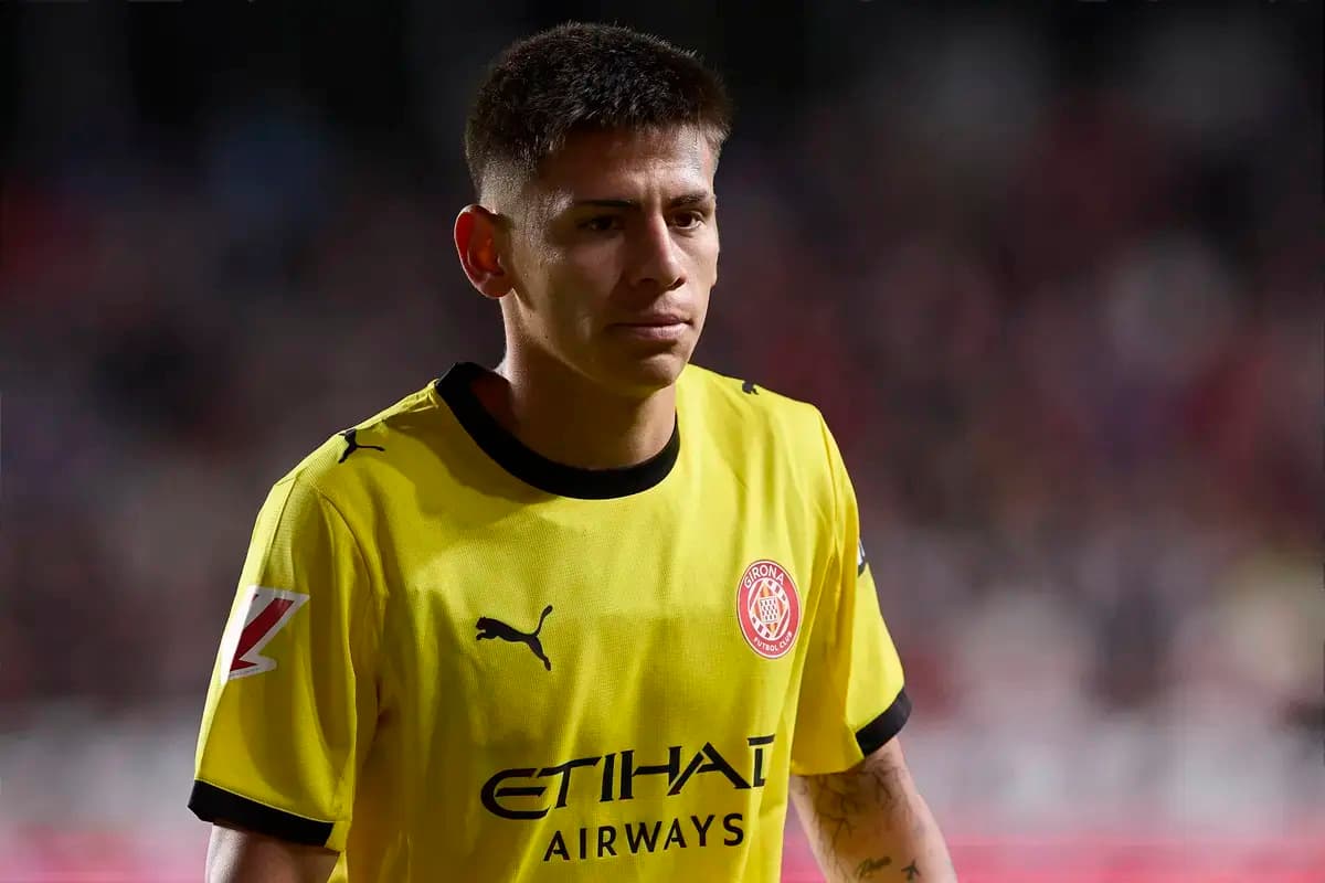 Jugador de Girona FC con camiseta amarilla en el campo