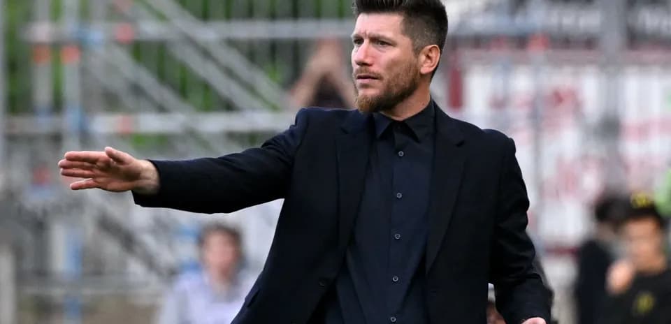 Entrenador dirigiendo a su equipo en el partido