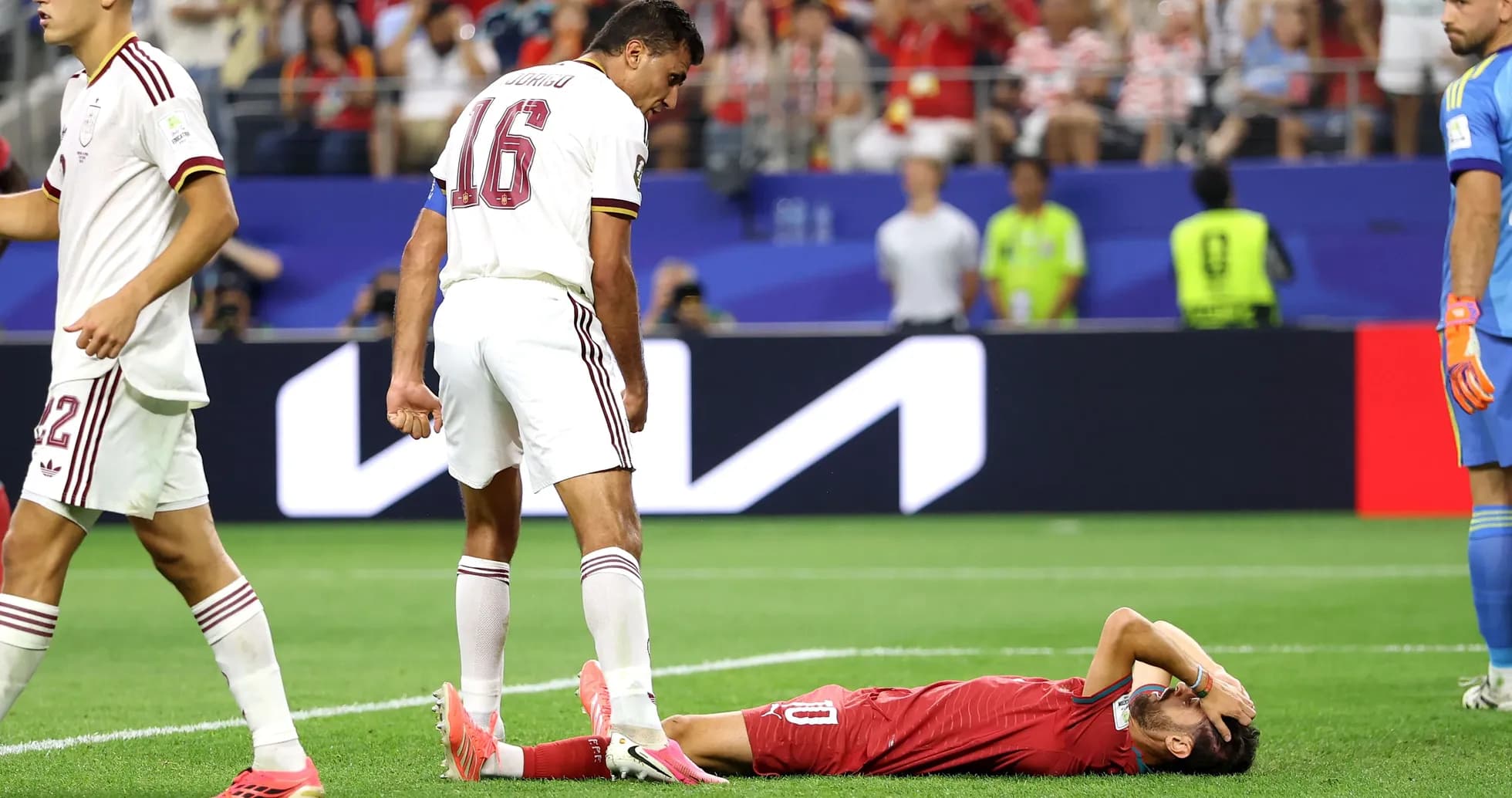 Jugador caído en el campo tras un choque
