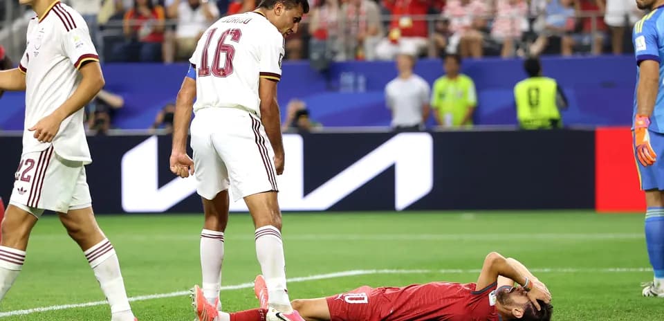 Jugador caído en el campo tras un choque