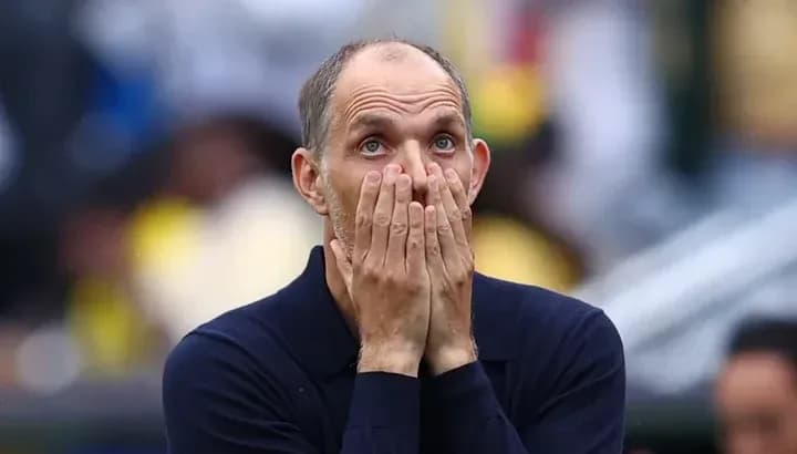 Entrenador con manos en la cara durante el partido