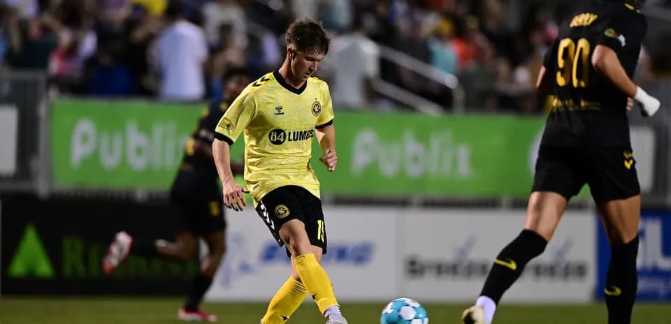 Jugador del Charleston Battery controla el balón
