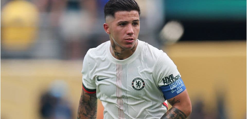 Jugador de Chelsea corriendo durante un partido