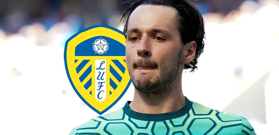 Jugador de fútbol con camiseta de Leeds United
