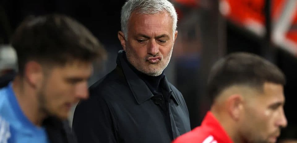 José Mourinho observando a jugadores en el banquillo