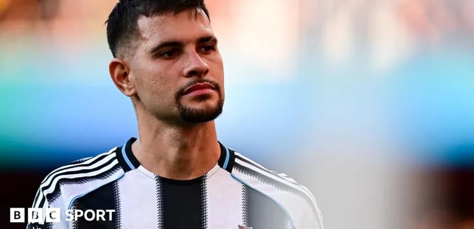 Jugador de Newcastle en la cancha antes del partido
