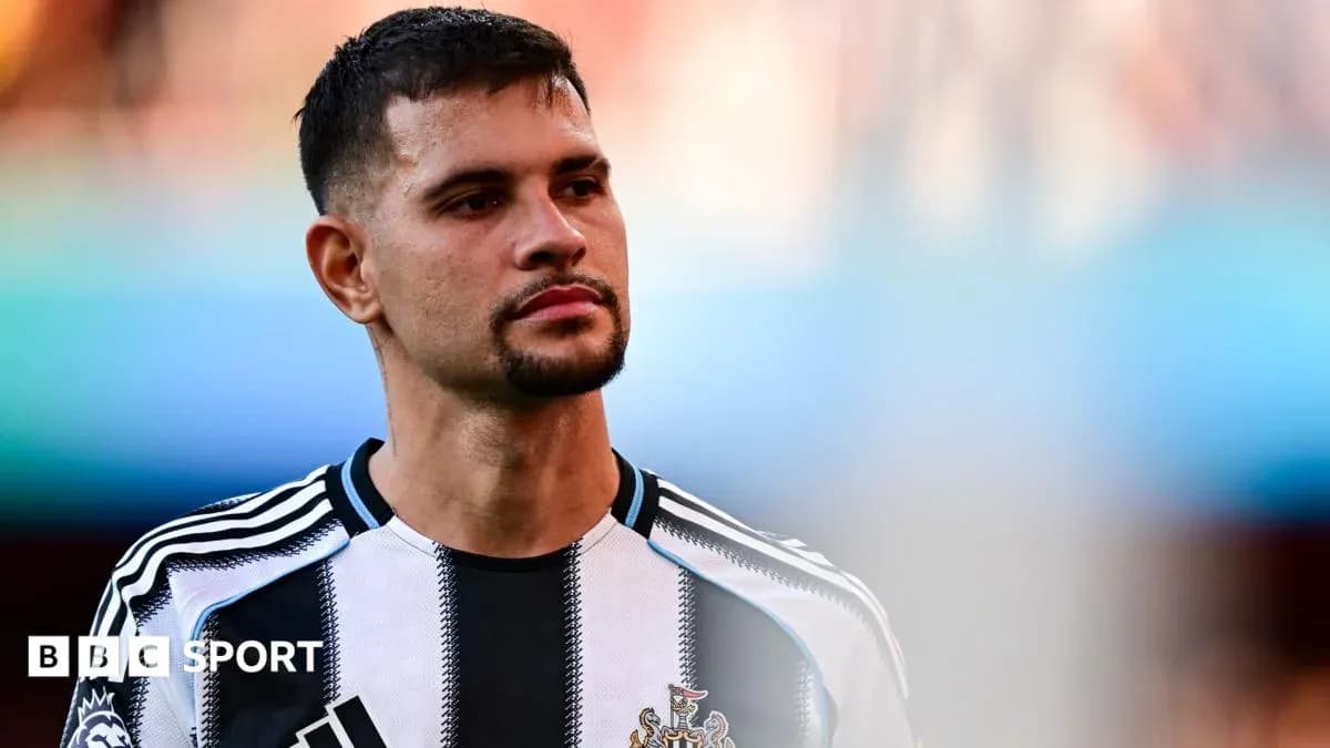 Jugador de Newcastle en la cancha antes del partido
