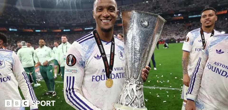 Jugador sosteniendo el trofeo de la Europa League