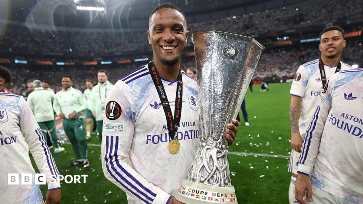 Jugador sosteniendo el trofeo de la Europa League