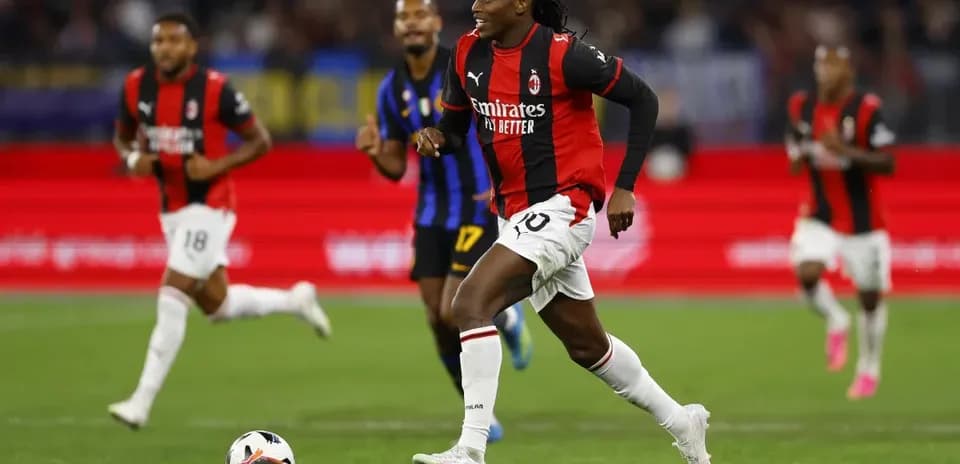 Jugador de AC Milan corriendo con el balón