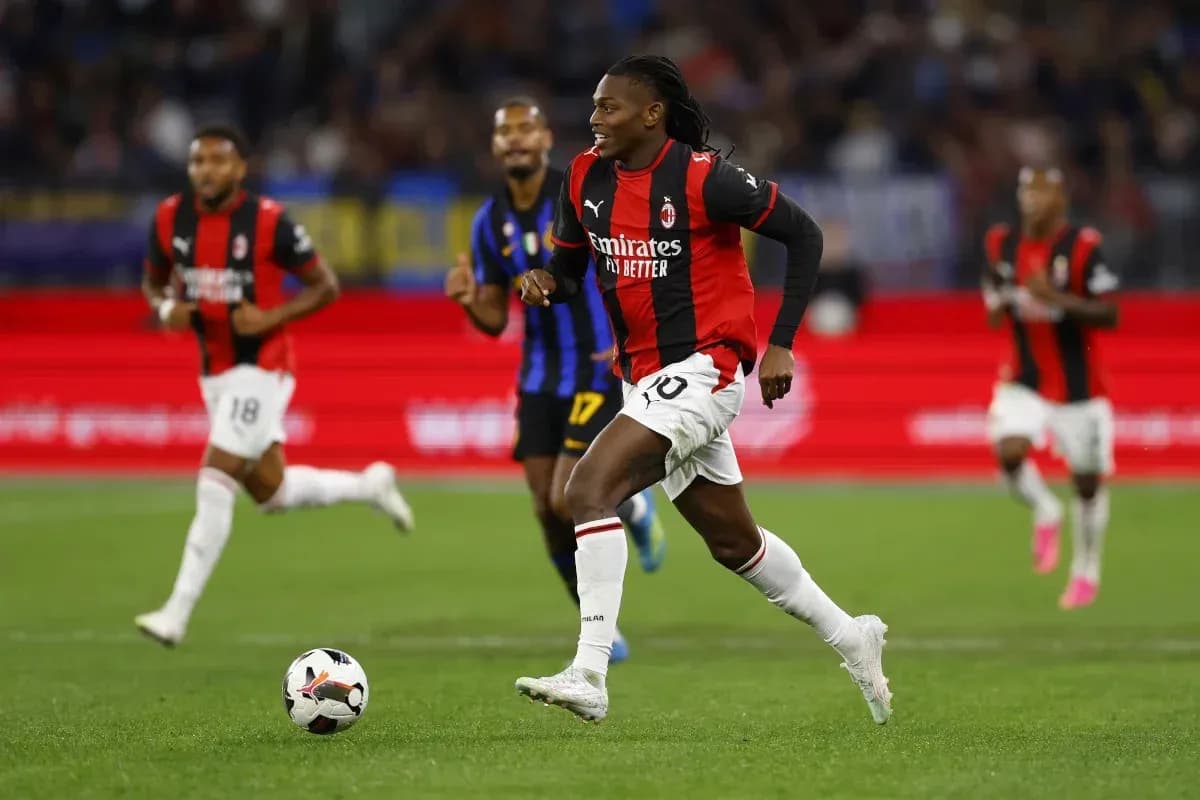 Jugador de AC Milan corriendo con el balón